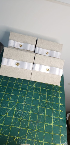 Caixa Lembrancinha em Linho com Berço e Mini Vela Aromática